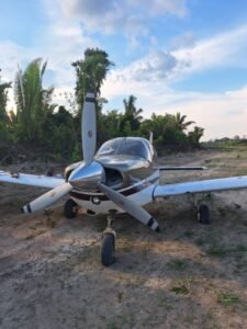 PF, em ação conjunta, apreende aeronave com cerca de meia tonelada de droga em área de mata fechada em Machadinho d’Oeste